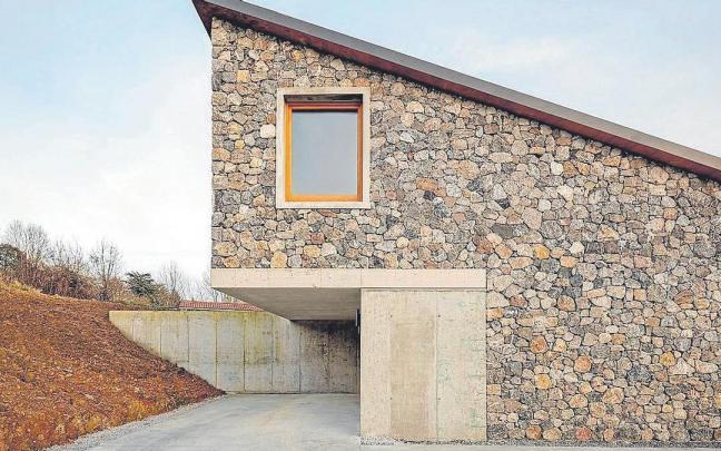 Berrizen dago kokatuta etxebizitza.