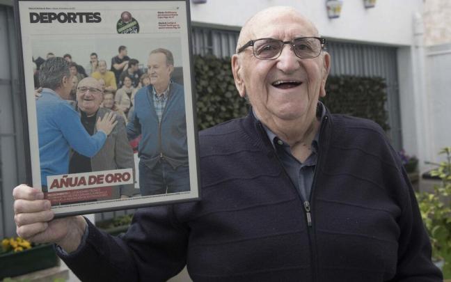 Xabier Añua posa con una portada de deportes de Noticias de Álava en la que se reconoce su figura