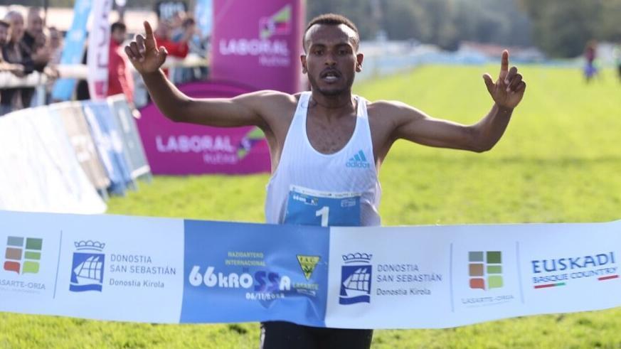 El etíope Addisu Yihune entra como ganador en la meta del hipódromo.