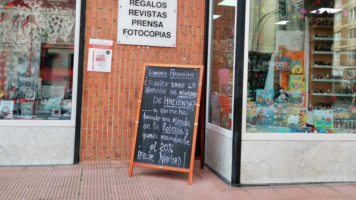El mensaje con 'mucha guasa' escrito en la pizarra de la librería Aranbide de Vitoria.