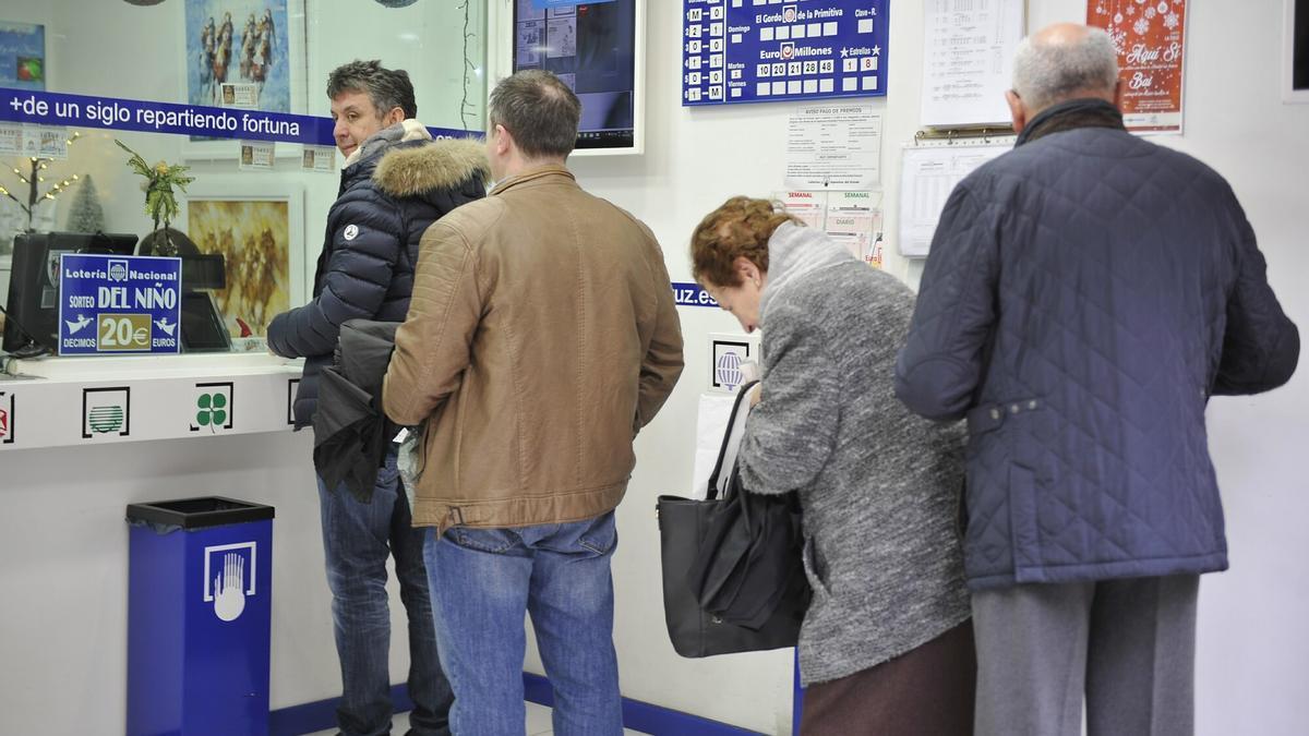 Colas en las administraciones de loteria para adquirir decimos del sorteo de El Niño.