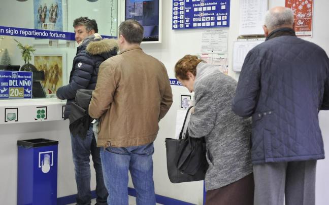Colas en las administraciones de loteria para adquirir decimos del sorteo de El Niño. Colas en las administraciones de loteria para adquirir decimos del sorteo de El Niño.