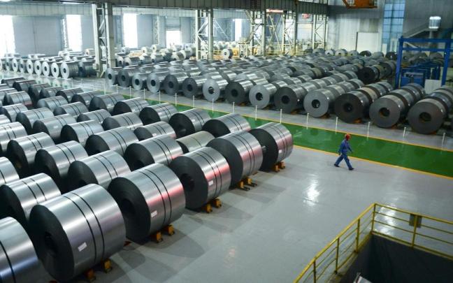 Bobinas de acero almacenadas en una fábrica.