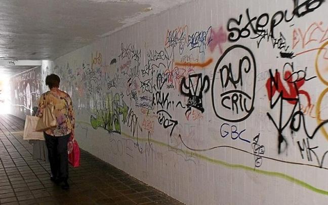 El contrato incluye la limpieza de pintadas. En la imagen una pintada antigua.