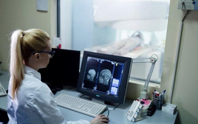Una radióloga analiza los resultados de la resonancia magnética cerebral de un paciente. Una radióloga analiza los resultados de la resonancia magnética cerebral de un paciente.