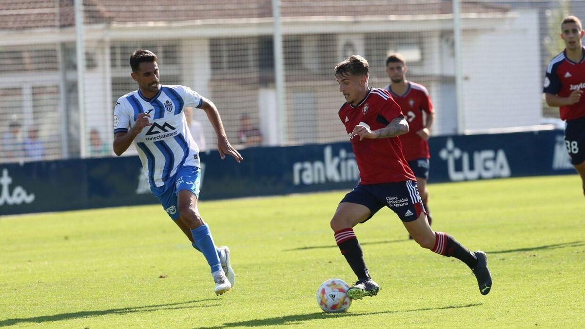 Pau Martínez, ante un rival del Atlético Baleares.