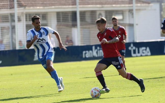 Pau Martínez, ante un rival del Atlético Baleares.
