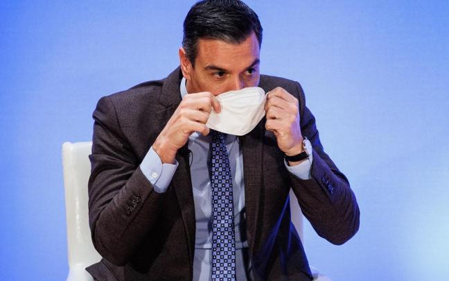 Pedro S&aacute;nchez se coloca una mascarilla.