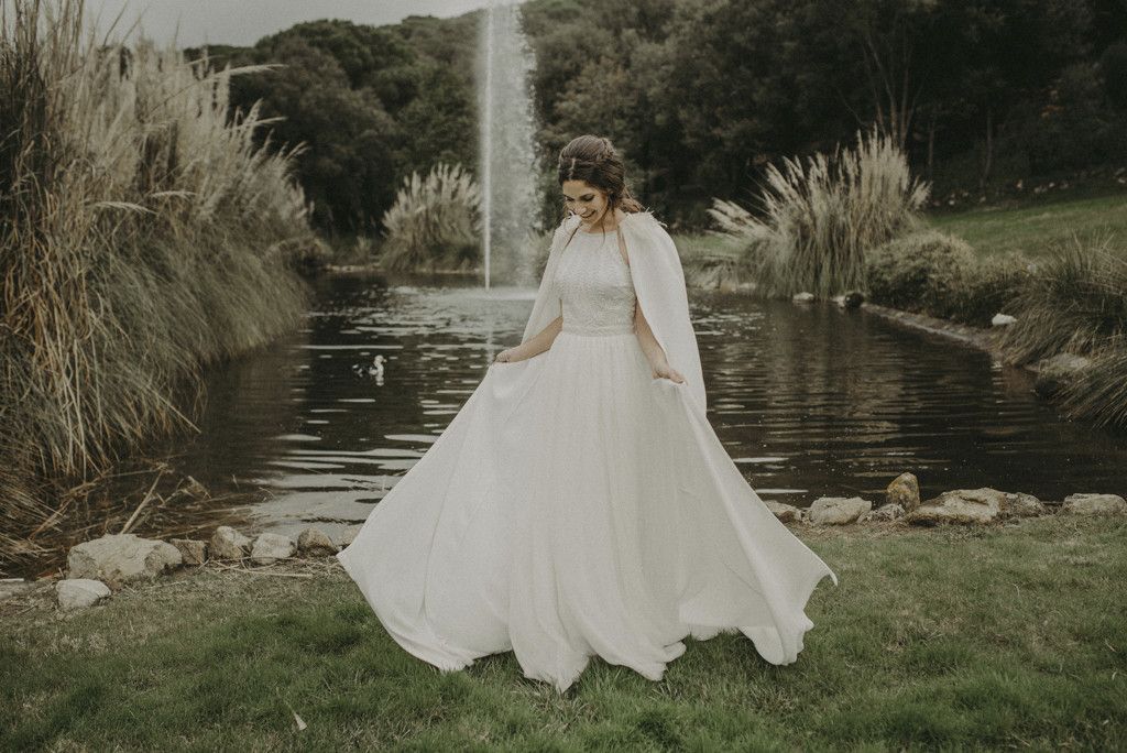 Vestido de novia con capa, el complemento estrella.