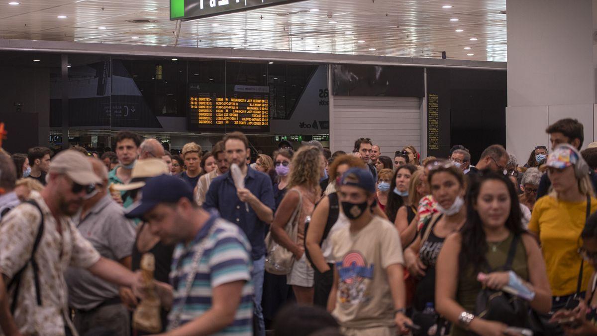 Cientos de personas en la estación de Ave Barcelona-Sants.