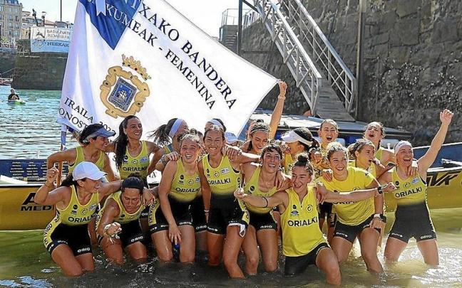 La tripulaci&oacute;n de Orio posa con la Bandera de La Concha.