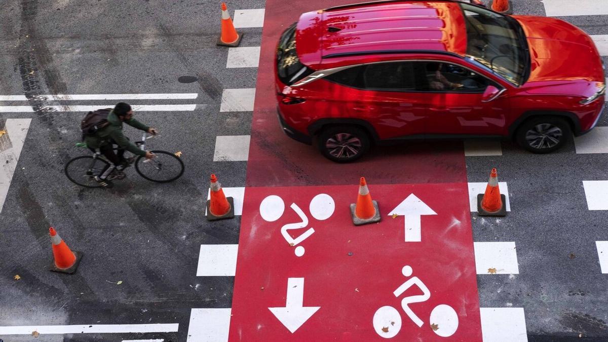 Un ciclista baja por el futuro carril bici del Labrit. A escasos metros, un coche desciende a la Txantrea.