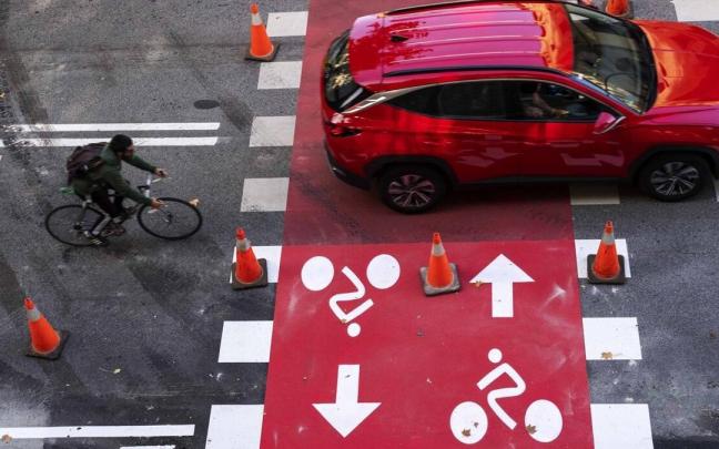 Un ciclista baja por el futuro carril bici del Labrit. A escasos metros, un coche desciende a la Txantrea. Un ciclista baja por el futuro carril bici del Labrit. A escasos metros, un coche desciende a la Txantrea.