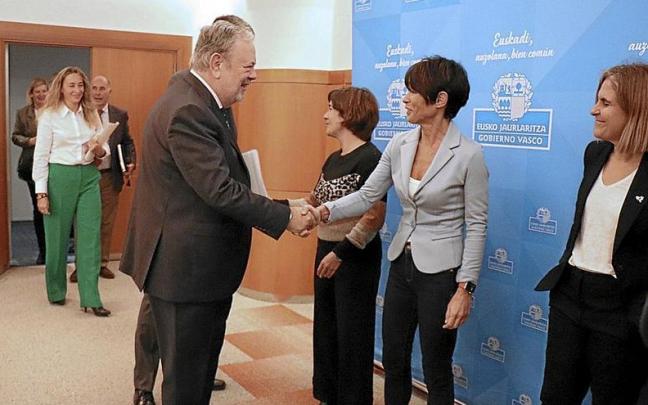 El consejero de Hacienda, Pedro Azpiazu, con la portavoz de EH Bildu, Maddalen Iriarte, ayer. | FOTO: IREKIA