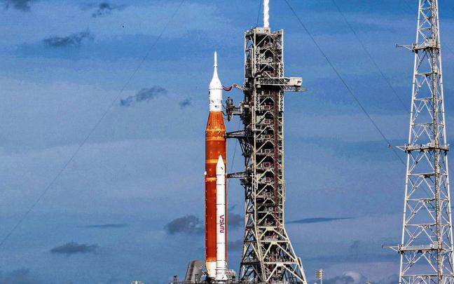 El cohete Artemis I en la plataforma de lanzamiento en el Centro Espacial Kennedy. El cohete Artemis I en la plataforma de lanzamiento en el Centro Espacial Kennedy.