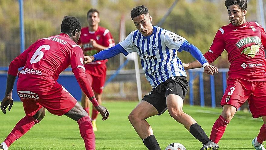 Unai Ropero controla el balón en un partido anterior del filial alavesista.