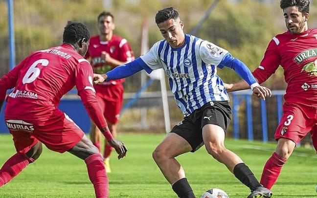 Unai Ropero controla el balón en un partido anterior del filial alavesista. Unai Ropero controla el balón en un partido anterior del filial alavesista.