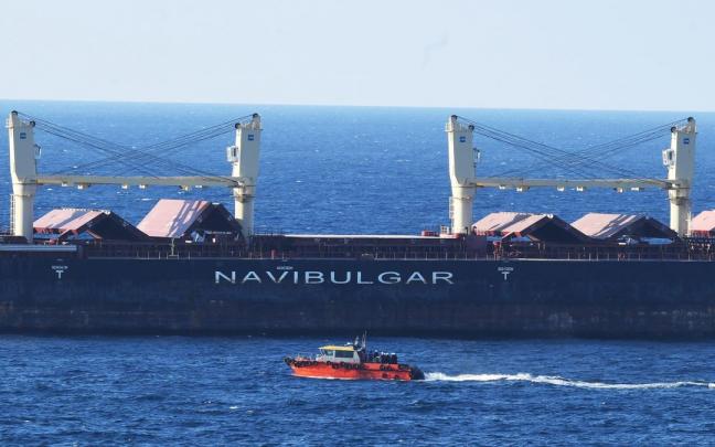 Un buque de la segunda caravana de barcos que transportan granos desde Ucrania llega al estrecho del Bósforo en Estambul (Turquía). Un buque de la segunda caravana de barcos que transportan granos desde Ucrania llega al estrecho del Bósforo en Estambul (Turquía).