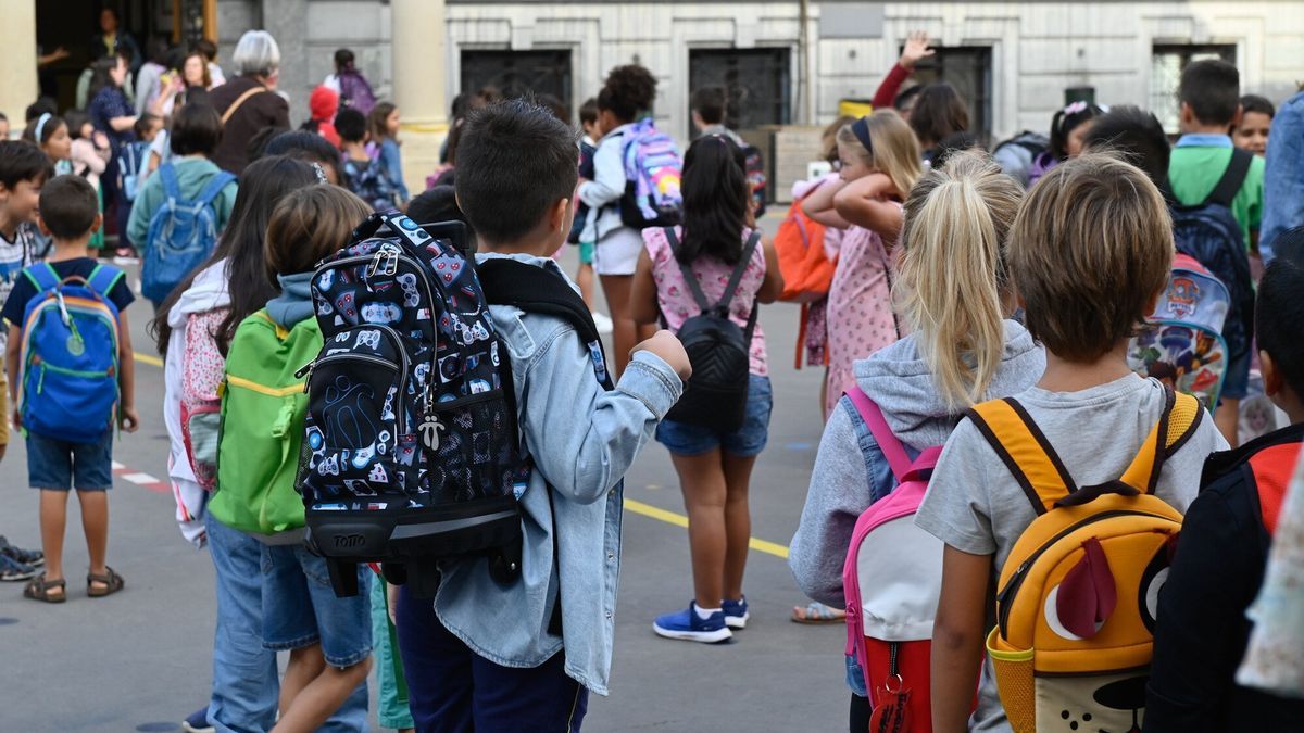 Varios niños a la entrada de clase
