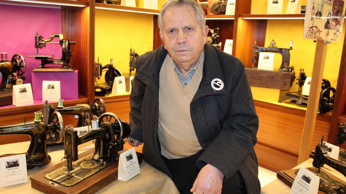 Luis de Pedro junto a algunas piezas de su colección.