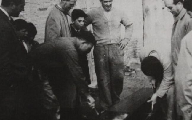 Remacha y su hermano en el momento de abrir el ataúd de Gaztambide el 23 de diciembre de 1955