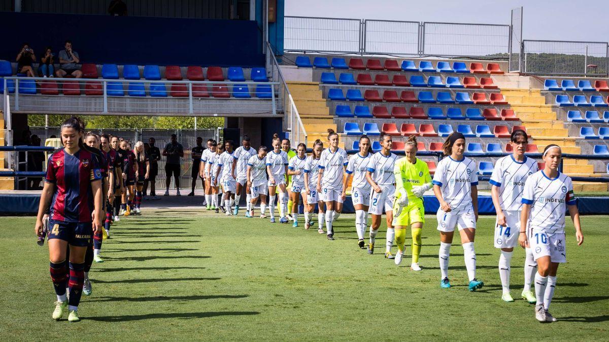 Jugadoras del Levante y el Alavés femenino antes de que se aplazara el encuentro.