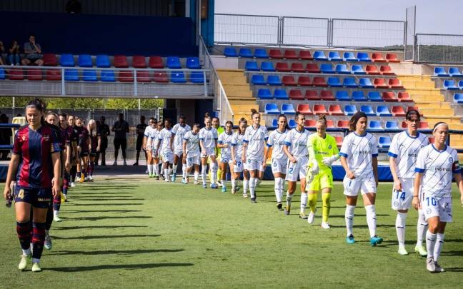 Jugadoras del Levante y el Alavés femenino antes de que se aplazara el encuentro.
