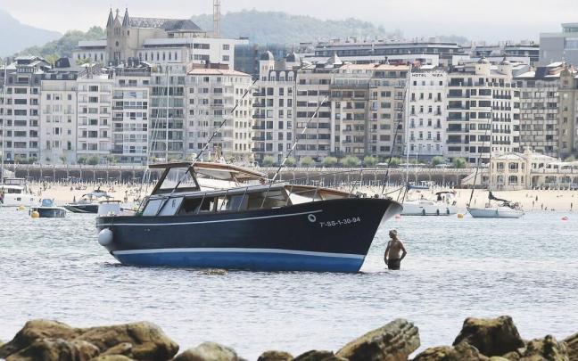 Imagen del barco que naufrag&oacute; el viernes por la noche en la bah&iacute;a.