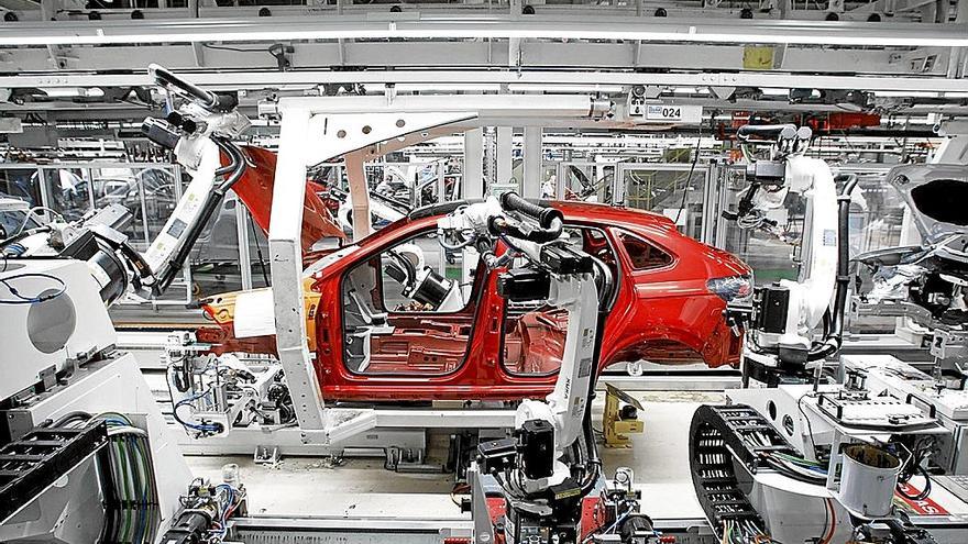 Robots trabajando en el taller de montaje de Volkswagen Navarra. | FOTO: ARCHIVO