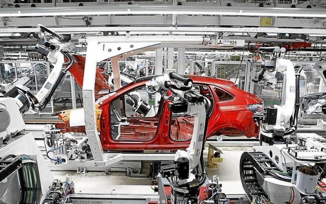 Robots trabajando en el taller de montaje de Volkswagen Navarra. | FOTO: ARCHIVO