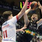 Emir Sulejmanovic intenta anotar delante de Marek Blazevic.