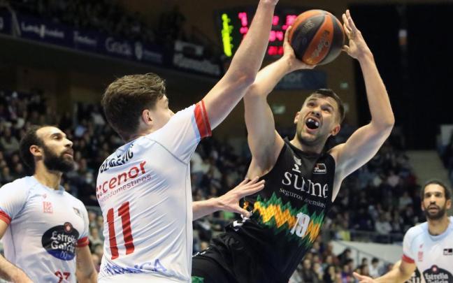 Emir Sulejmanovic intenta anotar delante de Marek Blazevic.