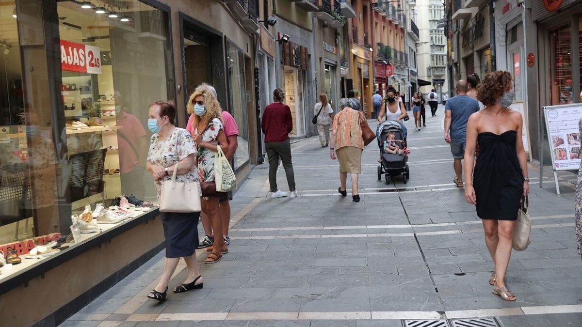 Personas paseando por el Casco Viejo de Pamplona