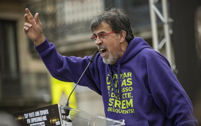 Jordi Pesarrodona interviene durante una manifestaci&oacute;n de la ANC.