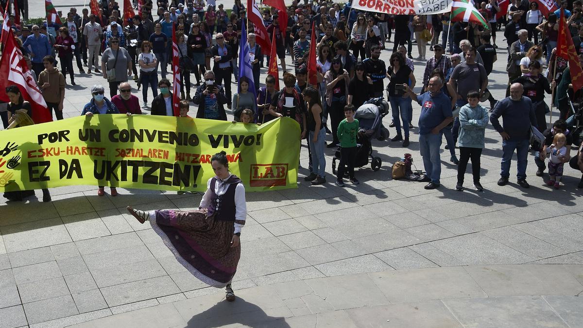 Aurresku en homenaje a los fallecidos en accidente laboral con motivo de la manifestación convocada por LAB con motivo del Primero de Mayo.