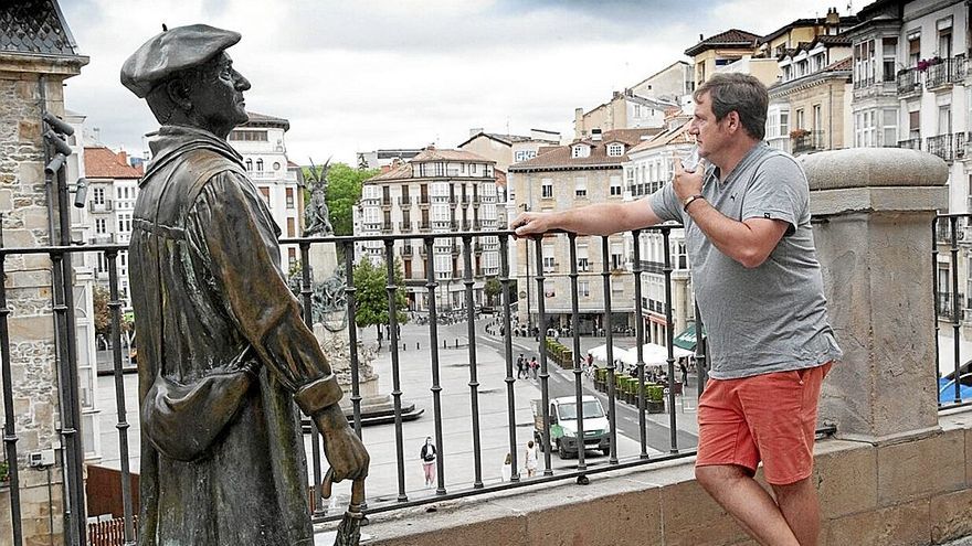 Gorka Ortiz de Urbina se asoma a la balconada de San Miguel y mira la plaza que en pocas horas se abarrotará de gasteiztarras deseosos de fiesta y con muchas ganas de corear al aldeano de Zalduondo que ha hecho una casa nueva con ventana y balc&oac