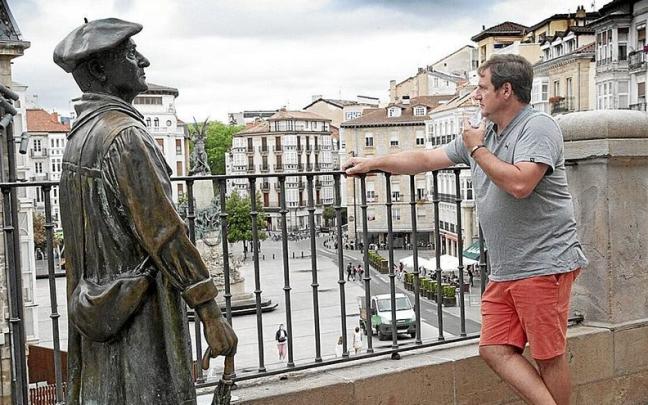 Gorka Ortiz de Urbina se asoma a la balconada de San Miguel y mira la plaza que en pocas horas se abarrotar&aacute; de gasteiztarras deseosos de fiesta y con muchas ganas de corear al aldeano de Zalduondo que ha hecho una casa nueva con ventana y balc&oac