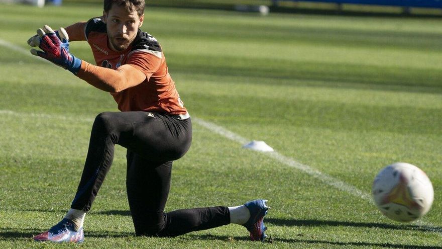 Alex Remiro, en un entrenamiento en Zubieta