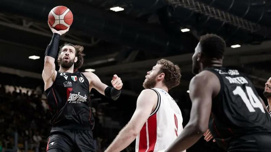 Shengelia lanza a canasta en un partido con la Virtus