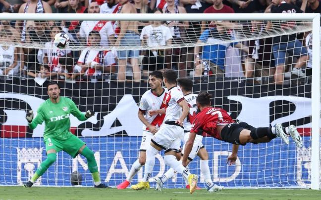 Vedat Muriqi remata a gol. Vedat Muriqi remata a gol.