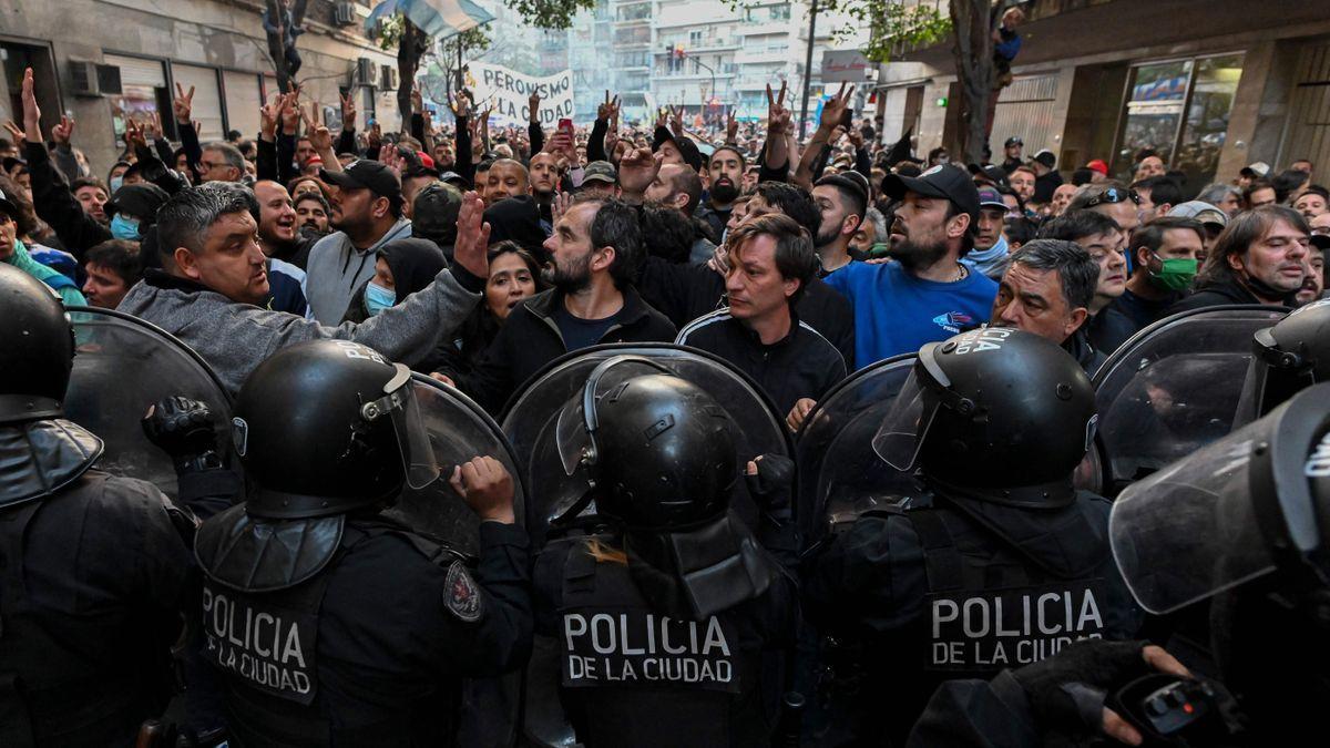 Policías intentan contener a simpatizantes de Cristina Fernández de Kirchner
