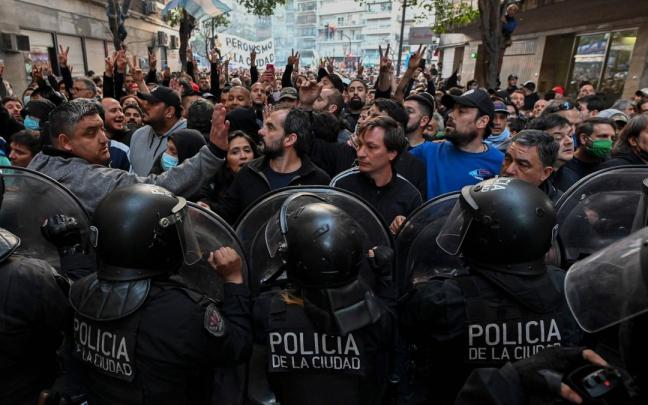 Policías intentan contener a simpatizantes de Cristina Fernández de Kirchner Policías intentan contener a simpatizantes de Cristina Fernández de Kirchner