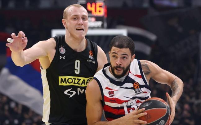 Thompson intenta avanzar ante la oposici&oacute;n de Smailagic