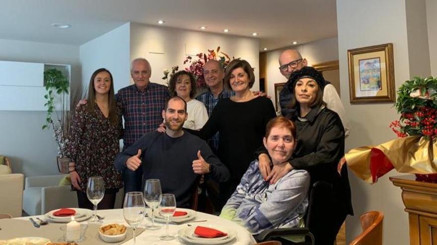 Nacho Cruañes, abajo en el centro, posa junto a su familia antes de la comida de Navidad.