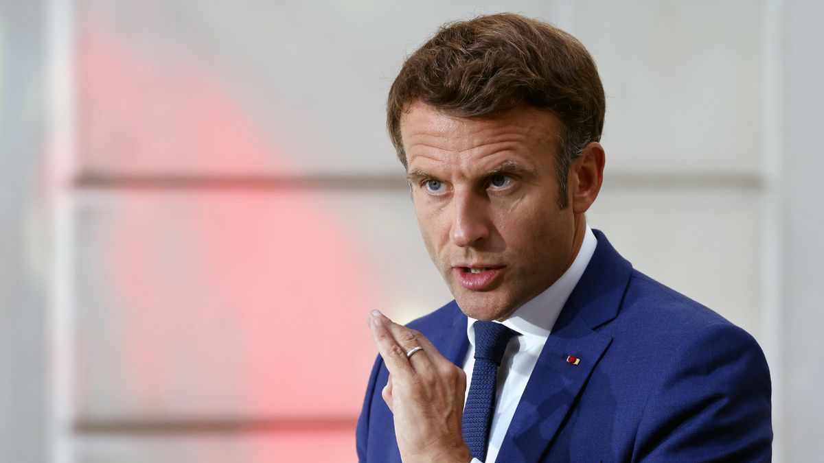 Emmanuel Macron comparece ante los medios.