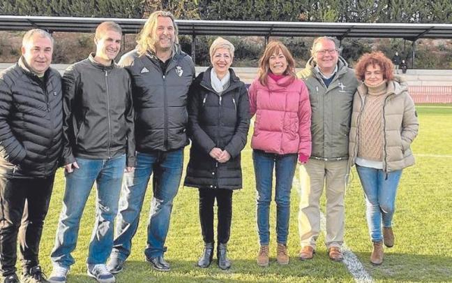 De izquierda a derecha: Óscar Ibáñez (Vianés), Kakel Arandia (Viana), César Muniain (Osasuna), Yolanda González (Viana), Uxue Barkos (Geroa Bai), Miguel Cuesta (Osasuna) y Blanca Regúlez (Geroa Bai).
