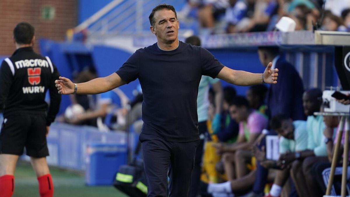 Luis García, en la banda, durante un momento del partido entre el Deportivo Alavés y la Ponferradina