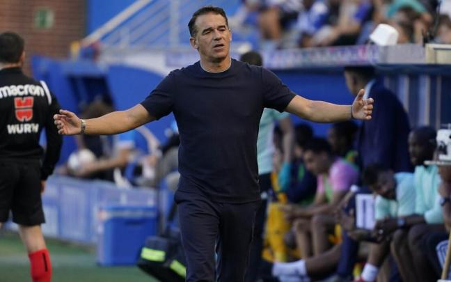 Luis García, en la banda, durante un momento del partido entre el Deportivo Alavés y la Ponferradina Luis García, en la banda, durante un momento del partido entre el Deportivo Alavés y la Ponferradina