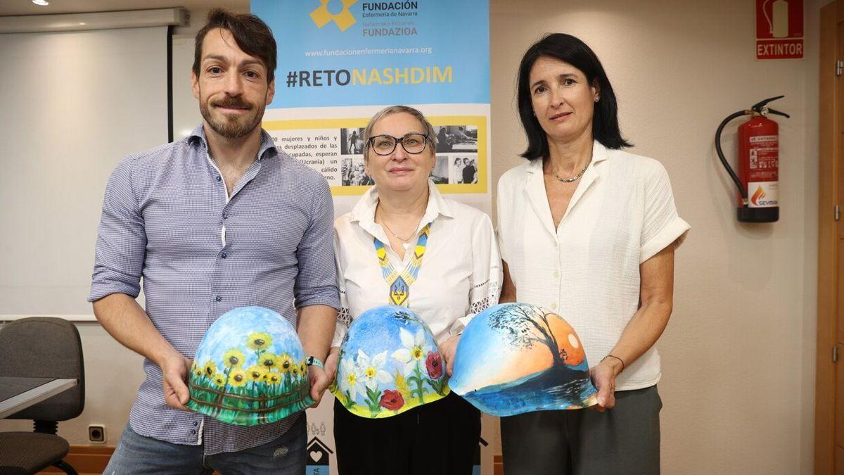 Eduardo Prieto Iglesias árbitro profesional; Nadiya Sohor, voluntaria ucraniana; e Isabel Iturrioz, presidenta del Colegio Oficial de Enfermería de Navarra.