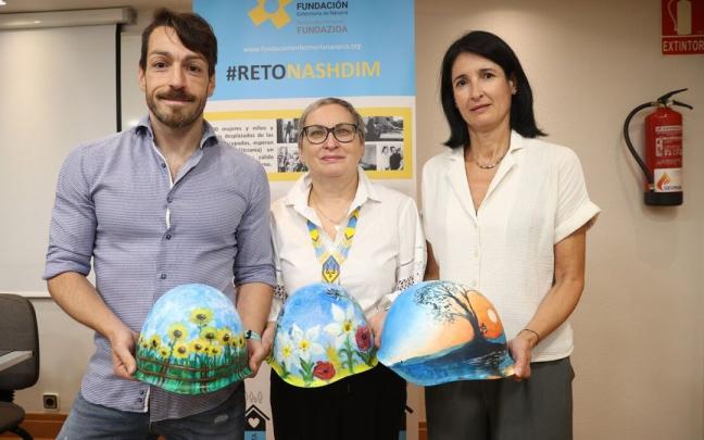 Eduardo Prieto Iglesias árbitro profesional; Nadiya Sohor, voluntaria ucraniana; e Isabel Iturrioz, presidenta del Colegio Oficial de Enfermería de Navarra. Eduardo Prieto Iglesias árbitro profesional; Nadiya Sohor, voluntaria ucraniana; e Isabel Iturrioz, presidenta del Colegio Oficial de Enfermería de Navarra.
